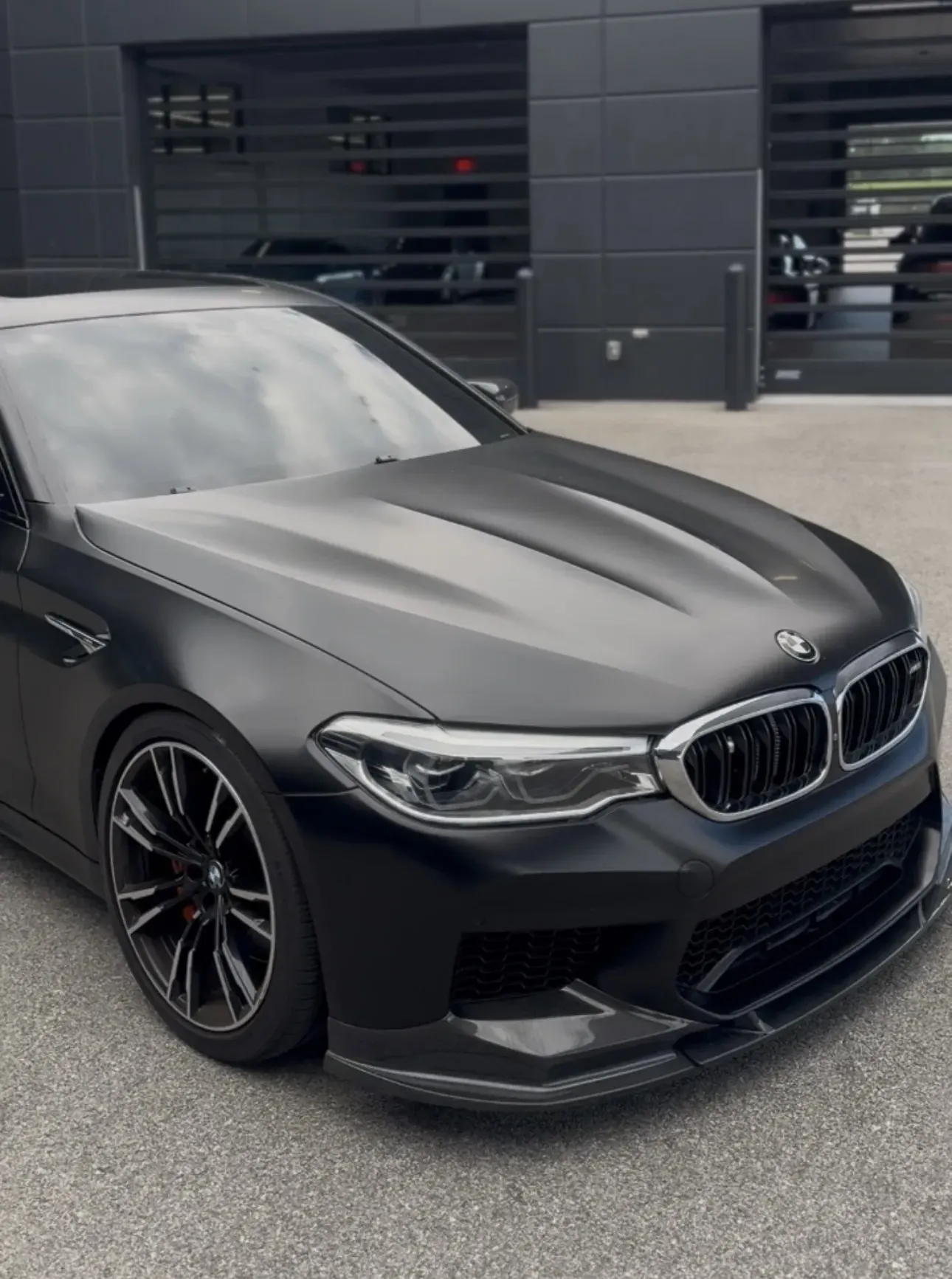 F90 M5 front with chrome grille and carbon splitter
