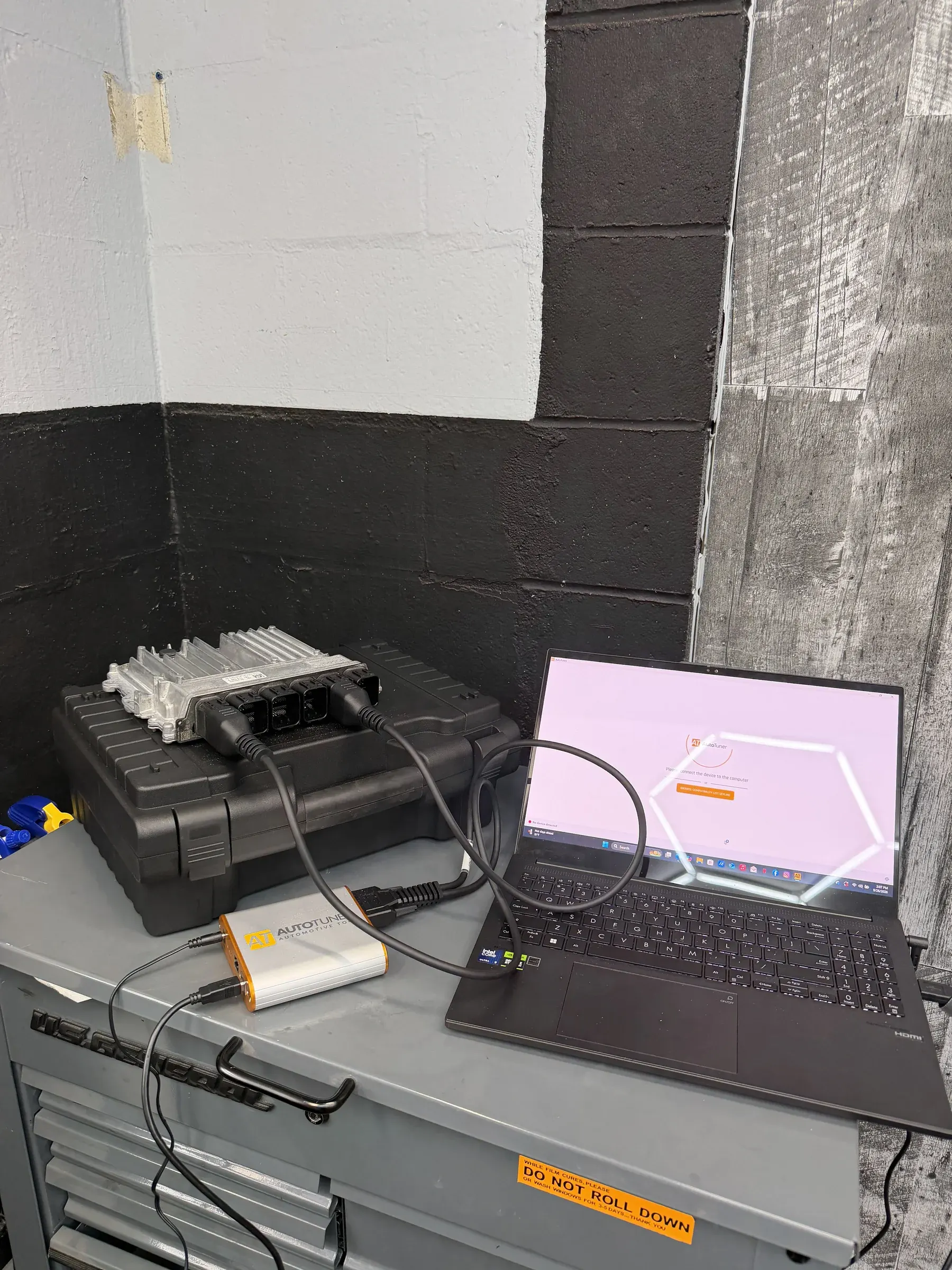 DME connected to a laptop on the workbench